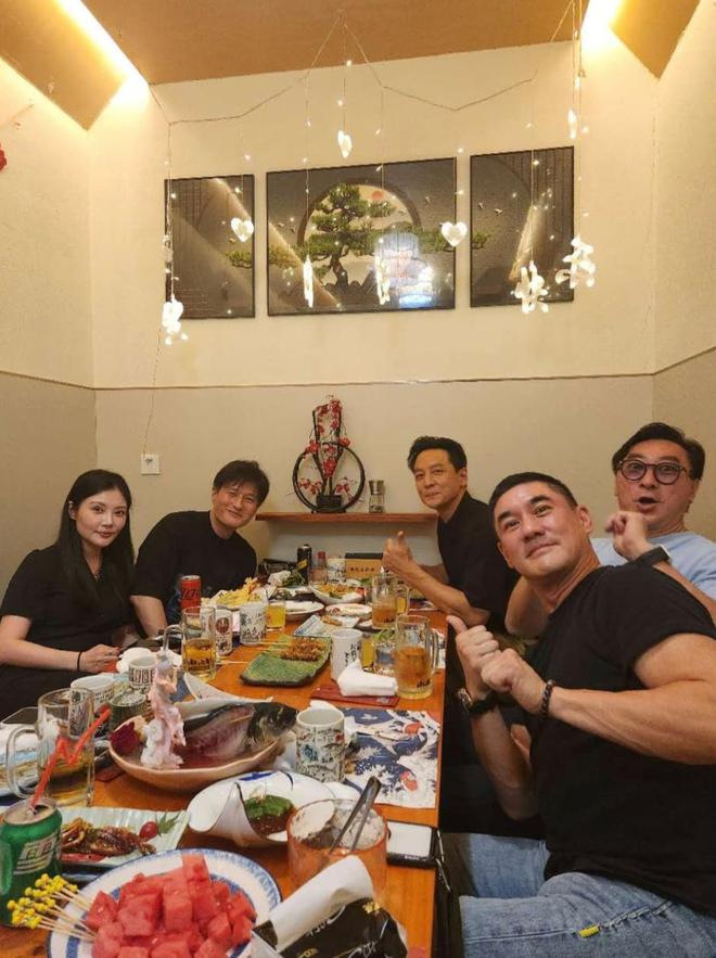 冬和老友聚餐吴彦祖老了吴大维发福了pg模拟器试玩50岁尹子维携徐冬(图3)
