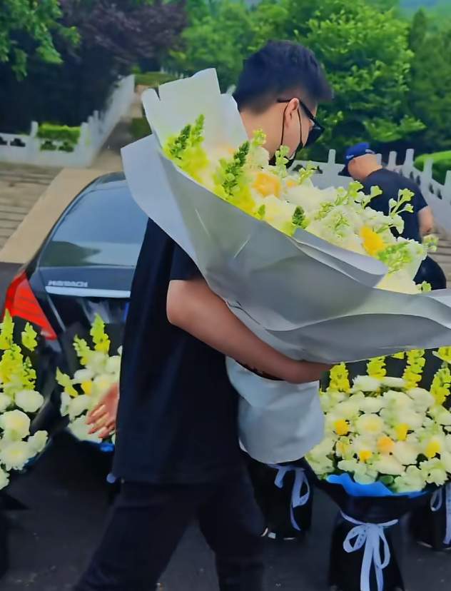 去世五周年！遗孀开迈巴赫悼念儿子近照帅气pg电子免费试玩模拟器“京圈大佬”加代(图7)