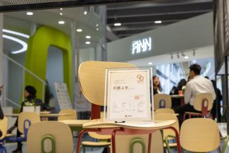 闪耀广州家博会创新设计摘双奖！pg电子三朗FINN系列餐桌椅(图4)
