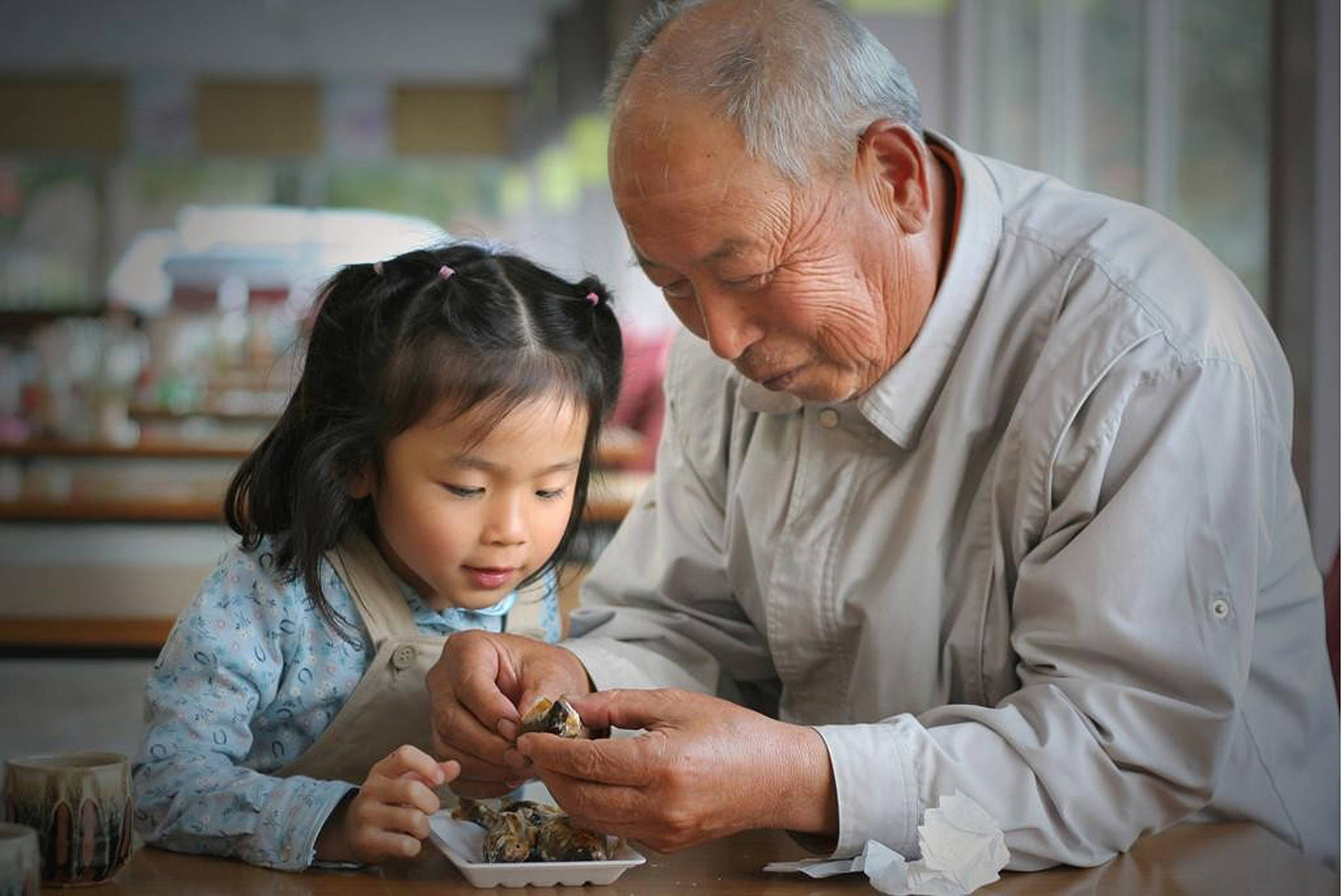 ：每月一万四的退休金却还活得狼狈不堪电子pg游戏一对八旬夫妻的悲催晚年(图1)