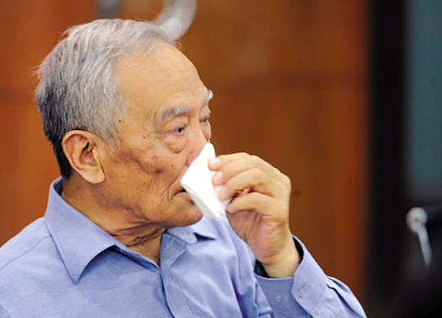 ：每月一万四的退休金却还活得狼狈不堪电子pg游戏一对八旬夫妻的悲催晚年(图4)