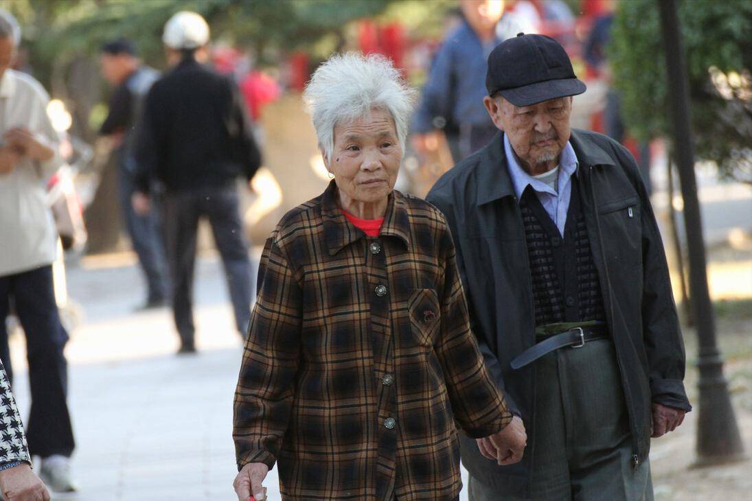 ：每月一万四的退休金却还活得狼狈不堪电子pg游戏一对八旬夫妻的悲催晚年(图6)